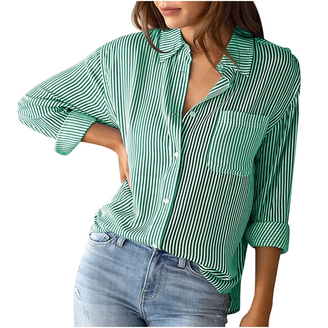 Chemisiers T-Shirts Décontractés pour Femmes à Manches Longues avec Col Rabattu et Boutons Imprimés, design à Rayures Verticales Vert et Blanc. Ce Chemisier Présente un Col Rabattu, un devant Boutonné, des Manches Longues et une Poche Poitrine. Fabriqué en polyester Léger, Il Est Style Décontracté avec des Manches Retroussées et Assorti à des jeans à Lavage Léger. Idéal pour les Contextes Décontractés, Quotidiens Ou de Travail en Automne, en Hiver et au Printemps.