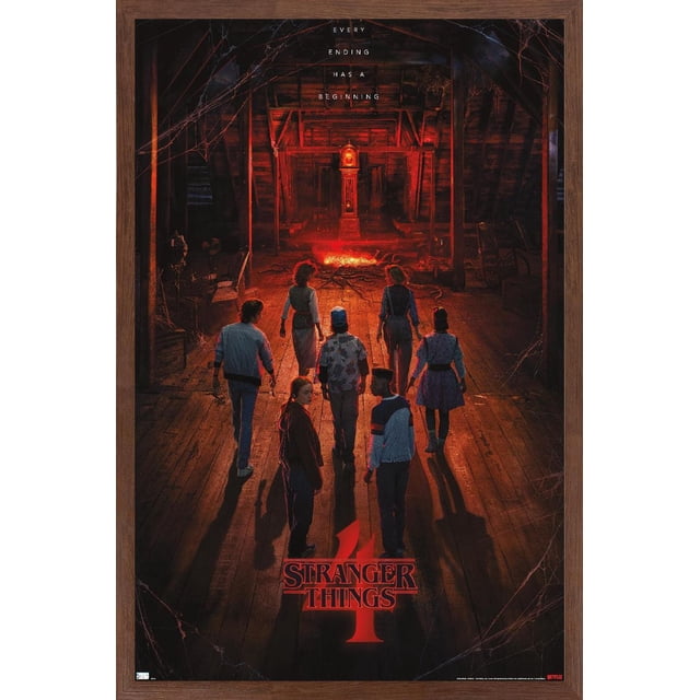 Netflix Stranger Things : Saison 4 - Affiche Murale Teaser de Creel House sur une Feuille Représentant Sept Personnages Marchant vers un Grand-Père Lumineux avec une Horloge dans un Grenier Sombre avec des Planchers en Bois et des Toiles d'Araignée, Encadrée en Bois Foncé, avec le Texte « Chaque Fin a un Début » au-Dessus et le logo Stranger Things 4 en Dessous.