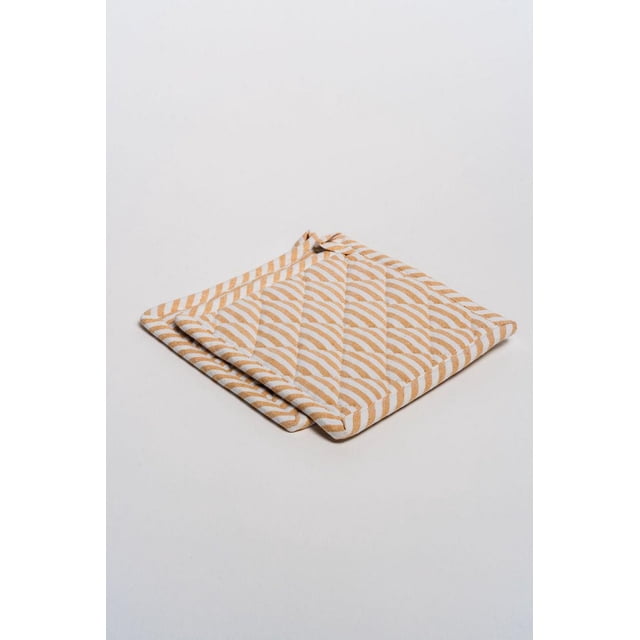 Fabstyles Ensemble de Maniques à Rayures Bistro Comprend Deux Maniques Carrées Matelassées avec Rayures beige et Blanc, Fabriquées en Tissu Résistant à la Chaleur pour une Prise Sécurisée et une Manipulation Sécuritaire des Batteries de Cuisine Chaudes, avec Boucles de Suspension et Format compact Adapté au Rangement de Cuisine.