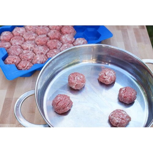 Shape+Store Outil Maître pour Faire des Boulettes de Viande en Bleu Foncé, Affiché sur un Comptoir en Bois. l'Outil Est Conçu pour Créer 32 Boulettes d'Uniforme, Chacune Pesant Environ 1 oz et Mesurant 1,5 Pouce de Diamètre. une Poêle en Acier Inoxydable avec Quelques Boulettes de Viande Est visible au Premier Plan.