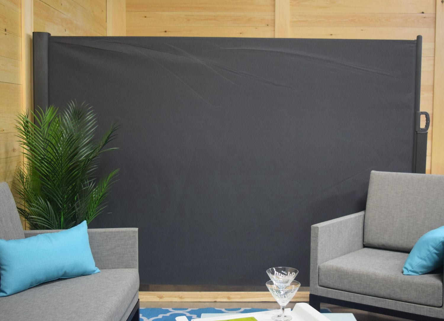 Store latéral rétractable pour l'intimité de la terrasse extérieure, couleur anthracite.