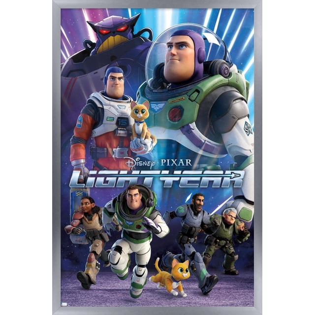 Disney Pixar Lightyear - Affiche Murale de Groupe avec Cadre Magnétique, 22,375 Pouces x 34 Pouces Représentant Buzz Lightyear dans Sa Combinaison Spatiale Verte et Blanche avec d'Autres Personnages à Thème Spatial et un Chat orange, sur Fond Cosmique avec des Faisceaux de Lumière Bleus et Violets, Convient pour Décorer des Chambres, des Bureaux Ou des Espaces à Thème.
