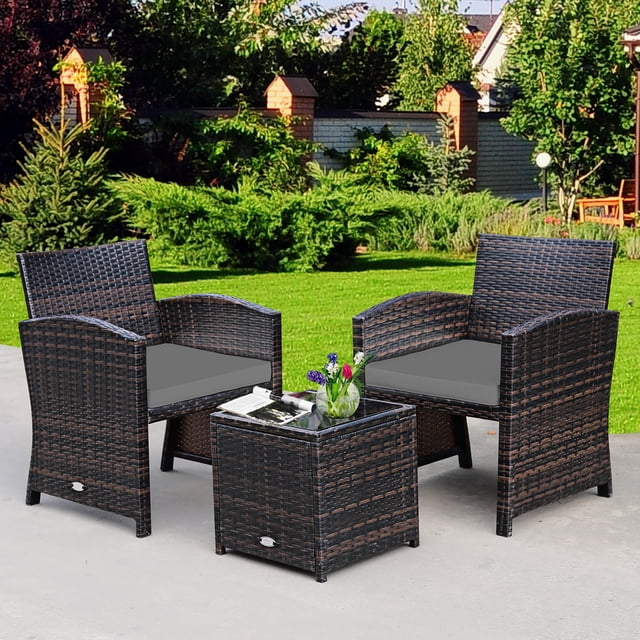 Costway Ensemble de 3 Pcs pour Patio en Rotin Osier, Coussins de Canapé et Table Basse en Gris, avec Deux Chaises en Rotin PE Brun Mélangé avec Coussins Gris et une Table Basse Assortie en Verre Trempé. Les Chaises Ont des Dossiers Hauts, de Larges Accoudoirs et des Coussins Amovibles pour le Confort et un Nettoyage Facile. la Table Basse Comprend un design Robuste Type Boîte avec Rangement Interne et un Dessus en Verre Trempé Sécurisé par des Ventouses. Idéal pour les Espaces Extérieurs comme les patios, les Jardins Ou les Zones au Bord de la Piscine.
