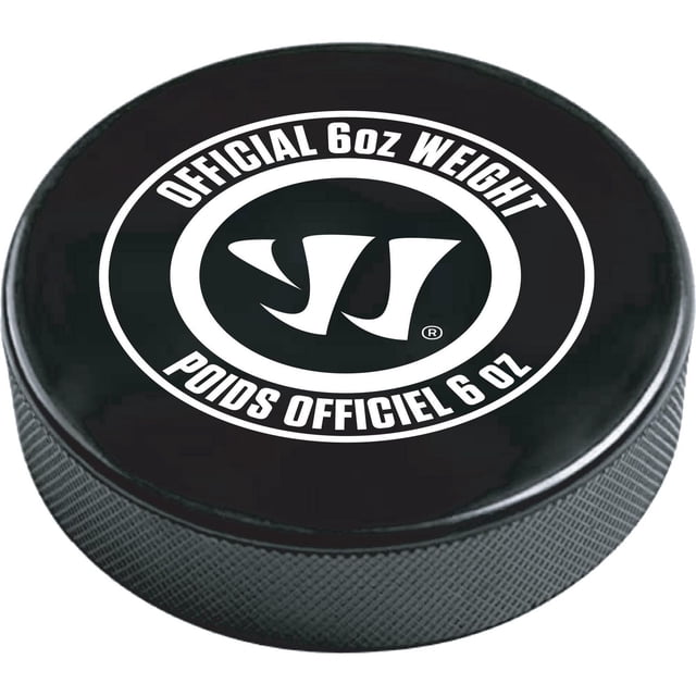 Warrior Puck de Hockey en Caoutchouc Officiel - Noir - 6 oz, Gros Plan Vue avant d'Un Puck de Hockey en Caoutchouc Noir avec Côtés Texturés. le Dessus Présente un logo Circulaire Blanc avec l'Emblème « W » Warrior et un Texte Bilingue « Official 6 oz Weight » et « Poids Officiel 6 oz ». Conçu pour le Hockey sur Glace Professionnel, Il Offre un Poids et une Durabilité Optimaux, Convient à Tous les Niveaux d'Habileté et Est Souvent Utilisé pour les Exercices d'Entraînement.