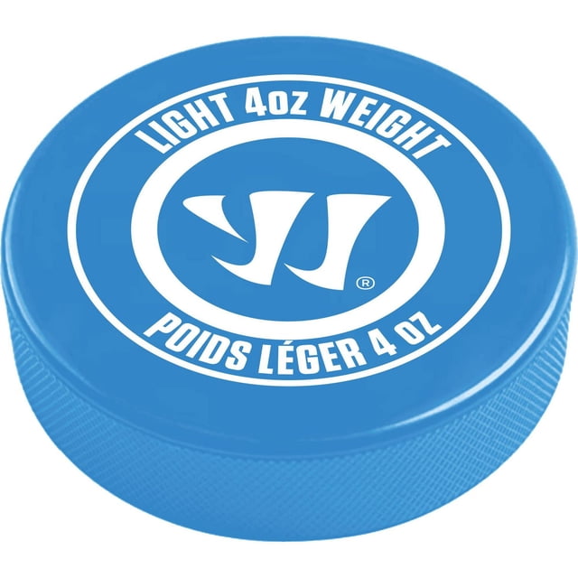 Warrior Puck d'Entraînement de Hockey Léger 4 oz en Caoutchouc Bleu avec logo Blanc et Texte Bilingue « Light 4 oz Weight » et « Poids Léger 4 oz » sur le Dessus, Présentant une surface Texturée pour une Meilleure Adhérence, Idéal pour l'Entraînement de Hockey sur Glace pour Jeunes, Montré en Gros Plan, Vue Inclinée.