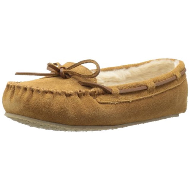 Minnetonka Pantoufle Mocassin Cally pour Femme Couleur Cannelle, Taille 8 M US. la Pantoufle Présente un Extérieur en Suède Doux avec un Détail Nœud sur le Dessus, des accents Cousus et une Doublure Intérieure Peluche pour le Confort. Conçue avec une Semelle Plate en Caoutchouc pour une Utilisation Intérieure et Extérieure Légère.