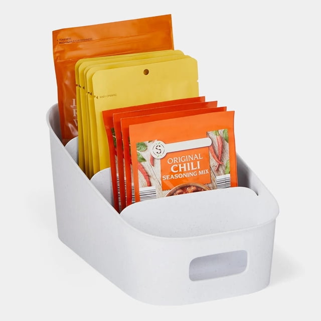 YouCopia Organiseur de Sachets à Étagère en Blanc avec Compartiments à Étages Tenant des Sachets d'Assaisonnement Assortis Incluant un Mélange d'Assaisonnement au chili original, avec Poignée Intégrée et Parois Opaques pour un Rangement Organisé de l'Armoire de Cuisine Ou du Garde-Manger, Également Idéal pour l'Organisation de Petits Sachets de Collations.