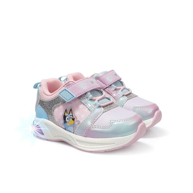Bluey Espadrilles Athlétiques pour Tout-Petites Fille en Rose pastel et Bleu avec accents Pailletés Argentés, avec un Personnage Bluey sur le Côté, une Bride Auto-Agrippante avec Motifs de Cœur, une Semelle Intérieure Rembourrée, une Construction durable, une Semelle Antidérapante et un Talon Lumineux, Convenant aux Tout-Petits Actifs et au Port Quotidien.