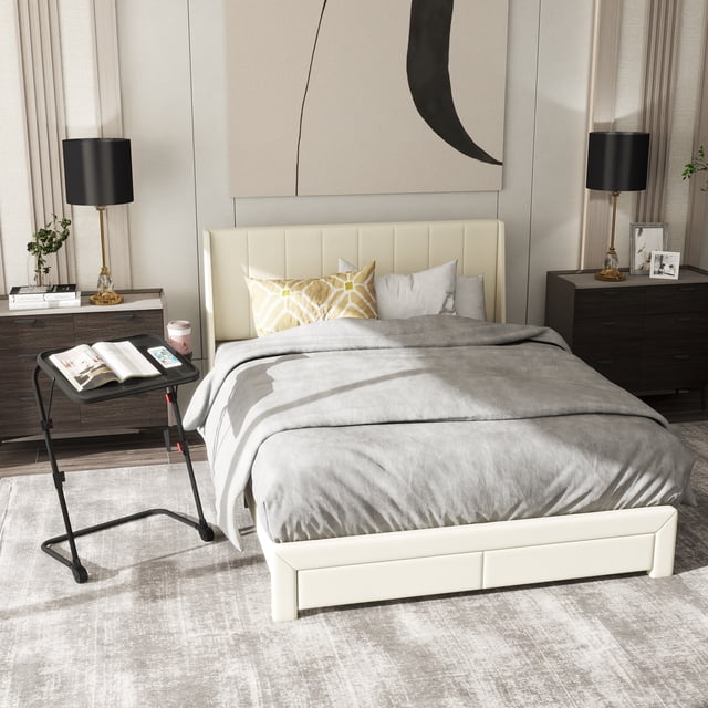 Homy Casa Lit Plateforme Grand Lit avec Tête de Lit Rembourrée Douce et Ensemble de Table à Plateau Comprenant un Lit Plateforme Grand Lit Rembourré Crème avec Panneaux de Tête de Lit Verticalement Cousus, Deux Tiroirs de Rangement Intégrés sous le Cadre, et une Table à Plateau Réglable Noire Tenant un Livre et un Téléphone Intelligent, Ensemble entre des Tables de Nuit en Bois Foncé avec des Lampes Noires dans une Chambre Moderne.