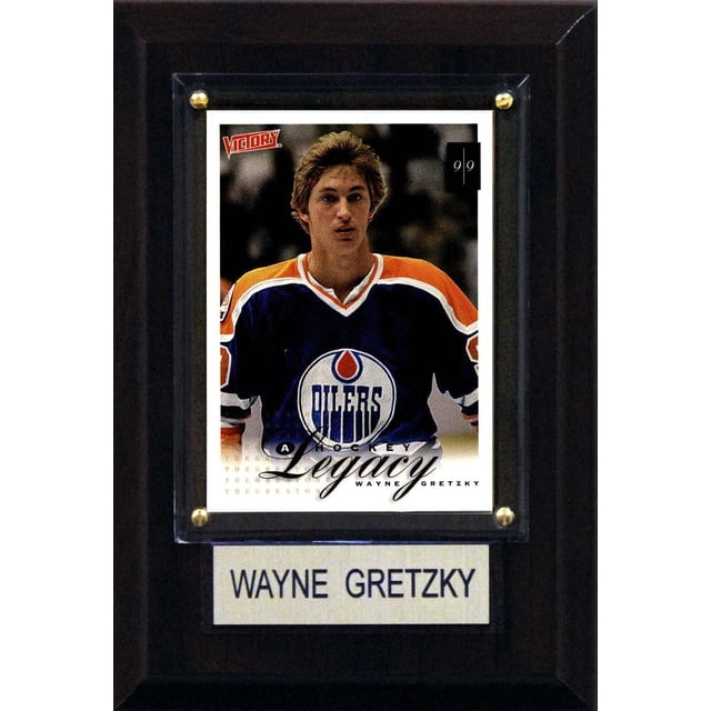 Plaque C&I Collectables : LNH - Oilers d'Edmonton - Wayne Gretzky Mettant en Vedette une Carte de hockey Montée de Wayne Gretzky dans un Chandail Oilers d'Edmonton avec le logo de l'Équipe, Adhérée à une Plaque Noire avec une Plaque Nominative Gravée en Dessous. la Carte Mesure Environ 3,5 par 2,5 Pouces, et les dimensions de la Plaque Sont d'Environ 1,25 par 7,25 par 5 Pouces. Cette Plaque Convient aux collections Souvenirs LNH et aux Présentations de Fans.