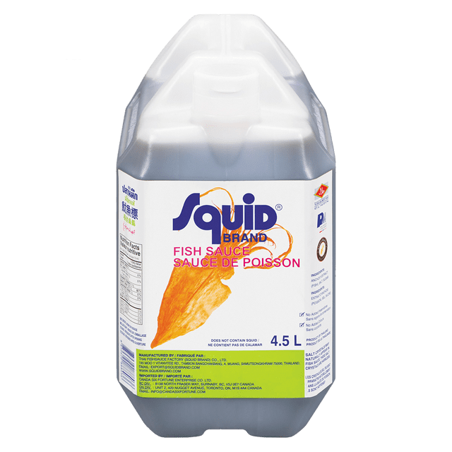 Squid Brand Sauce de Poisson (4,5 L) - Service Alimentaire en Vrac, Exhausteur de Saveur Riche en Umami. une Grande Bouteille en Plastique Transparente avec un Bouchon Blanc, Présentant le logo Squid Brand et les Détails du Produit en Anglais et en Français. l'Étiquette Comprend une illustration d'Un Calmar, des Informations Nutritionnelles, et Mentionne Son Utilisation comme condiment, Incontournable du Garde-Manger et Exhausteur de Saveur pour la cuisine d'Asie du Sud-Est.