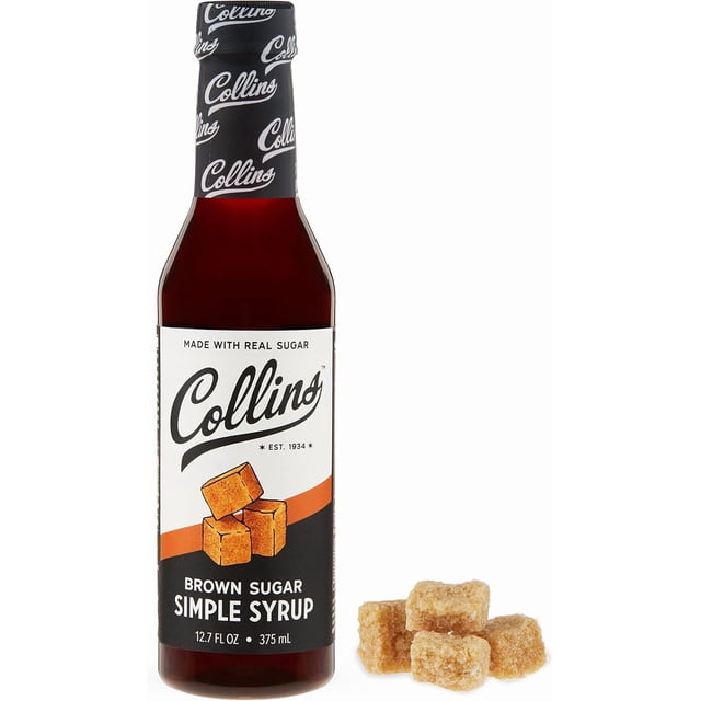 Collins Sirop de Cocktail au Sucre Brun Simple 12,7 Oz Bouteille, Présentant un Liquide Ambre Foncé dans une Bouteille en Verre avec une Étiquette Noire et Blanche. l'Étiquette Met en Valeur « Fait avec du Vrai Sucre » et Comprend une illustration de cubes de Sucre Brun. la Bouteille Est Accompagnée d'Un Petit Tas de cubes de Sucre Brun, Soulignant Son Utilisation dans le Café et les cocktails.