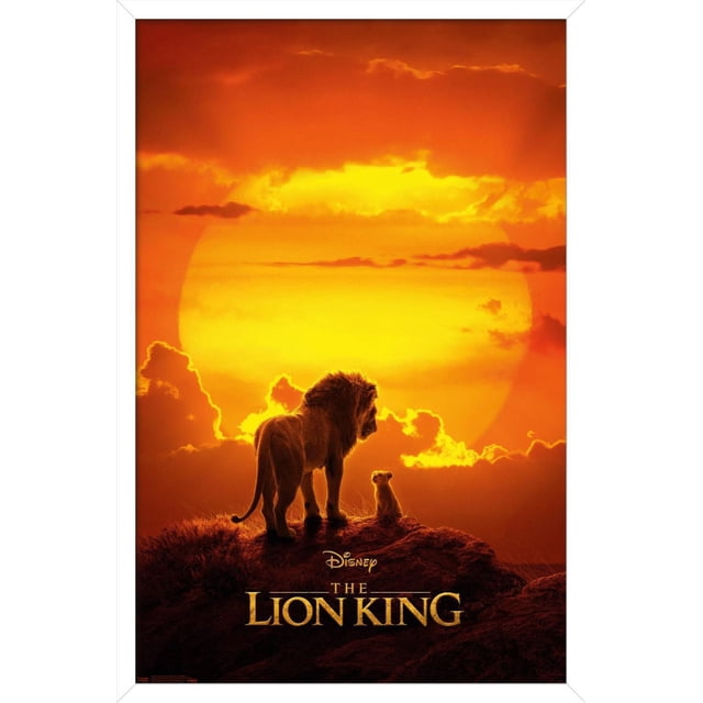 Disney Le Roi Lion - Mufasa And Simba Affiche Murale, 22,375 Po x 34 Po art Mural Encadré Représentant un Grand Lion et un Petit sur un Éperon Rocheux Se Découpant contre un Ciel de Coucher de Soleil orange et Jaune vibrant avec des Nuages, Idéal pour la Déco de la Maison, les Chambres d'Enfants Ou les Dortoirs, et Adapté pour Ajouter du Personnage aux Espaces de Vie.