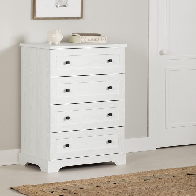 South Shore Hazen Commode à 4 Tiroirs pour Enfant en Fini Pin Blanc, avec Tiroirs Encadrés Style Ferme avec Poignées Minimalistes Noires et un Bord Inférieur Décoratif, Offrant Quatre Tiroirs Spacieux sur Glissières en Métal pour un Rangement Organisé des Vêtements des Enfants, Ensemble dans une Pièce Neutre avec Murs Beiges, un Imprimé animal Encadré et un Tapis en jute.