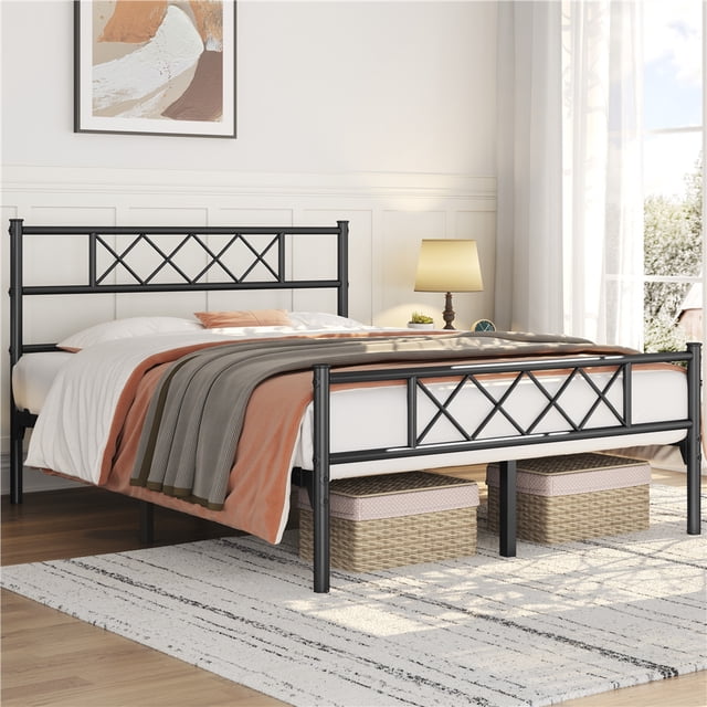 Yaheetech Lit Plateforme Simple en Métal avec Tête et Pied de Lit, Double, Noir. Ce Cadre de Lit Présente un design Industriel Épuré avec une Tête et un Pied de Lit à Motif Croisé. Fait de Métal Robuste avec une Finition Noire Résistante aux Rayures, Il Comprend des Lattes, des Rampes Latérales et Plusieurs Pieds de Soutien pour une Durabilité et une Utilisation Sans Bruit. le Cadre Offre 12,6 Pouces d'Espace de Rangement sous le Lit, Idéal pour des Boîtes Ou des Paniers. Présenté dans un Cadre de Chambre Douillet avec de la Literie et des Paniers de Rangement en Dessous.