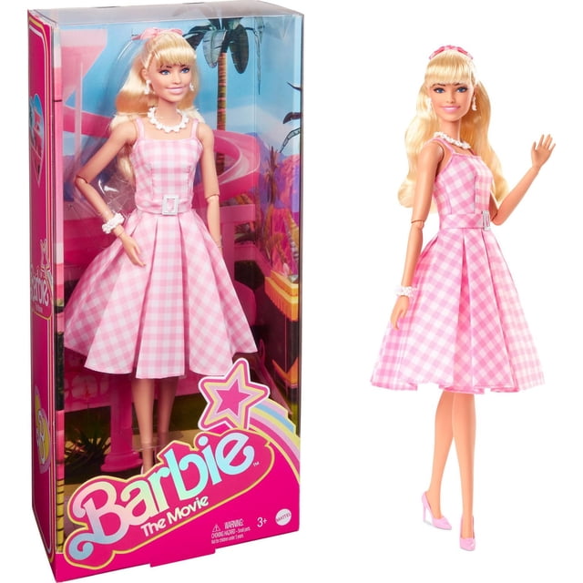 Barbie Poupée de Collection The Movie, Margot Robbie en Barbie en Robe Vichy Rose Montrée dans et hors Emballage, Portant une Robe Ceinturée Vichy Rose et Blanche avec Jupe Plissée, Collier Marguerite, bracelet et Escarpins Ornés de Cœurs Roses, avec de Longs Cheveux Blonds Noués avec un Ruban Rose.