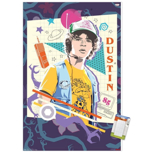 Netflix Stranger Things : Saison 3 - Affiche Murale Dustin, 14,725 Pouces x 22,375 Pouces Encadrée, Présentant une illustration Stylisée de Dustin Portant une Casquette Blanche avec Garniture Verte et Écouteurs, un t-shirt Graphique Jaune et un Gilet Bleu. l'Arrière-plan Comprend des Éléments Rétro des Années 1980 comme un Ordinateur vintage avec « 85 » à l'Écran, un Talkie-Walkie, des Étoiles, des Planètes et des Formes Géométriques en Violet, Bleu et orange