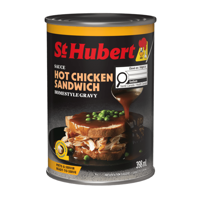 St. Hubert Sauce Piquante pour Sandwich au Poulet Sauce Maison en Boîte de 398 ml avec Étiquette Noire et Jaune, Montrant une Sauce Brune Sans Morceaux Versée sur un Sandwich au Poulet Râpé avec des Pois Verts, Prête à Servir et Riche en sodium par Health Canada, Convient pour Rehausser les Plats de Volaille.