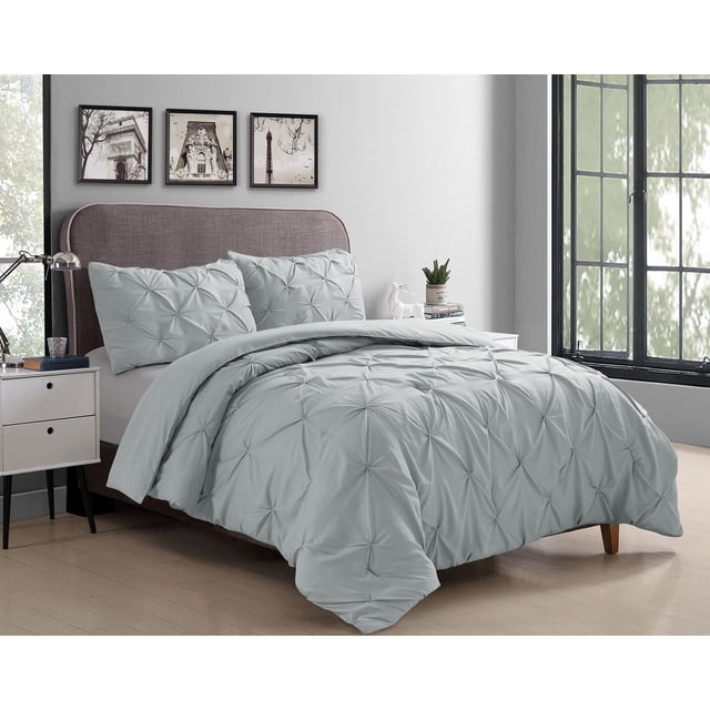 Swift Home Ensemble de Douillette à Plis Nervurés en Microfibre Gris Pâle sur un Lit avec Tête de Lit Rembourrée Arrondie. la Douillette et les Couvre-Oreillers Présentent des Plis Nervurés Détaillés pour une Literie Texturée et Infroissable Convenant à Toutes les Saisons. la Chambre Comprend une Table de Nuit Blanche avec une Lampe et des Livres, Trois Imprimés Architecturaux Encadrés Noir et Blanc, et de Grandes Fenêtres avec Lumière Naturelle.