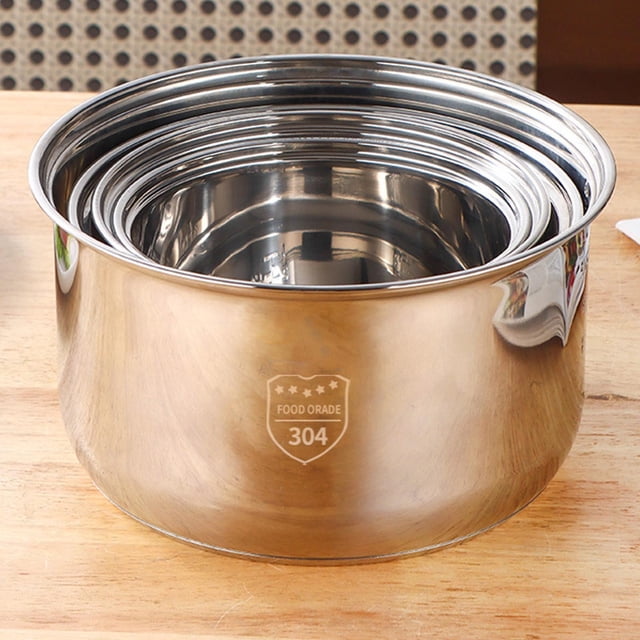 Aqestyerly Doublure de Remplacement pour Casserole Intérieure en Acier Inoxydable avec Marquage de Qualité Alimentaire 304, avec une Finition Polie. Idéale pour les Cuiseurs à Riz Multifonctions, Cette Casserole Antiadhésive et durable Convient à la Cuisson du Riz, des grains, des Ragoûts et des Soupes. la Casserole Est Exposée sur une surface en Bois.