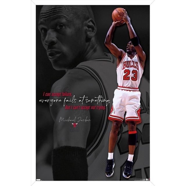 Michael Jordan - Affiche Murale « Je Ne Peux Pas Accepter de Ne Pas Essayer », 22,375 Po x 34 Po Représentant Michael Jordan avec un Numéro de Maillot des Chicago Bulls Blanc 23, Sautant pour Tirer un Ballon de basketball, avec un Arrière-Plan en Niveaux de Gris Mettant en Vedette Sa Citation Motivationnelle en Écriture Rouge et Blanche, Convient aux sports et à la Déco Murale Motivationnelle.