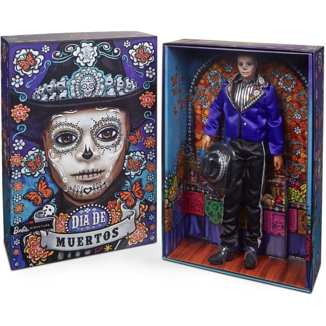 2023 Poupée Ken Dia de Muertos, Collection Signature Barbie dans une Boîte Décorative avec Illustration Vibrante de Dia de Muertos. la Poupée Porte une Veste en satin Bleu avec des Détails de Revers Tête de Mort en Sucre et Os Brodés, Pantalon en satin Noir avec Rayures Argentées, Chemise Rayée Argentée et Noire, Bottes Noires, et Tient un Chapeau Noir avec Bande Tête de Mort en Sucre. l'Intérieur de la Boîte Montre des Décorations Traditionnelles d'Autel et un papel picado.