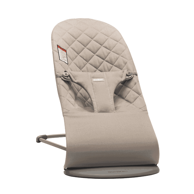 BabyBjorn Bouncer Bliss en Gris Sable avec un Tissu Tissé Matelassé Classique. Présente un design Ergonomique pour un Soutien Approprié du Dos, du Cou et de la Tête d'Un Bébé. Léger à 4,6 Lb, Doté de Trois positions Ajustables et Se Plie à Plat pour la Portabilité. le Transat Présente un design Scandinave Élégant avec un Siège en Tissu monotone et une base Gris Pâle. Convient aux Enfants de 0 à 2 Ans, Offre un Mouvement de Rebond Naturel Sans Piles Ni Cordons. le Tissu Est Amovible et Lavable à la machine.