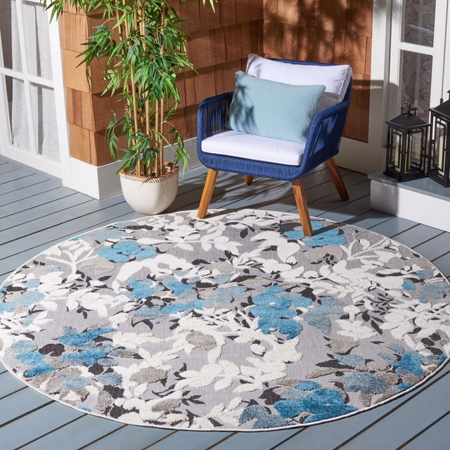 SAFAVIEH Cabana Janella Tapis d'Intérieur/extérieur à Motif Floral, Rond avec Motifs Tropicaux de Fleurs et de Vignes en Bleu, Blanc, Gris et Noir, Fait de Fils Synthétiques Durables Résistants aux Intempéries et à la Décoloration, Exposé sur une Terrasse en Bois Grise à Côté d'Une Chaise Rembourrée Bleue et d'Une Plante en Pot, Idéal pour les Zones Occupées à l'Intérieur Ou à l'Extérieur.
