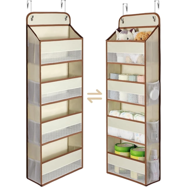 Yecaye Organisateur Suspendu à 4 Tablettes par-Dessus la Porte en beige, Conçu pour les Garde-Robes et les Pouponnières. Comprend 4 Bacs Spacieux avec Fenêtres en Maille Transparentes et 6 Poches Latérales en Maille pour Organiser les Couches, Lingettes, Collations et Essentiels Quotidiens. Renforcé avec des Surpiqûres Solides, Carton Intégré et tubes en Fibre de Verre pour Supporter jusqu'à 35,2 Lb Sans Affaissement. Idéal pour les Chambres, les Salles de Bain et les Pièces de Rangement.