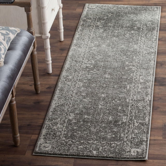 Safavieh Evoke Denica Tapis Traditionnel pour Aire, un Coureur d'Accent Rectangulaire avec un Motif Gris Atténué et Blanc Cassé Usé et une texture Frisée, Placé sur un Plancher de Bois Foncé à Côté d'Une Chaise en Bois avec Coussin Gris et Pied de table Blanc, Fabriqué à Partir de Fils de Polypropylène à Haute Torsion Durables pour un Entretien Facile et une Sensation Douce, Souvent Utilisé pour Ajouter un style Décontracté aux Intérieurs de la Maison.