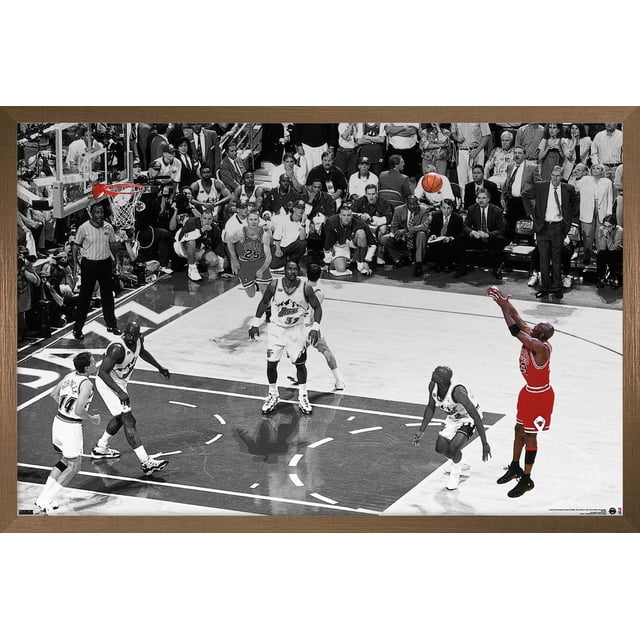 Michael Jordan - The Shot Affiche Murale Horizontale, 22,375 Pouces x 34 Pouces Mettant en Vedette Michael Jordan en Uniforme Rouge des Chicago Bulls Prenant un Tir de Saut au-Dessus des Défenseurs de Jazz d'Utah sur un Terrain de basketball, avec des Arbitres et des Spectateurs en Arrière-Plan. Cette Affiche Lustrée à Haute Résolution Convient à la Décoration Murale de la Maison Ou du Bureau et Comprend des Supports Adhésifs pour une Suspension Facile.