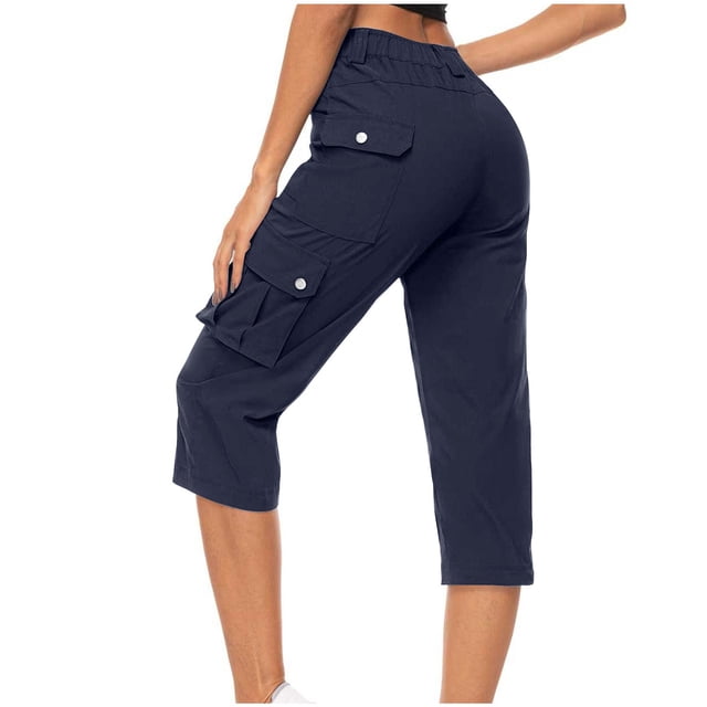 Erwazi Pantalon Capri Cargo pour Femmes, Teinte Bleu Marine Foncé, Conçu avec une Taille Haute, six Poches Boutonnées et une Coupe Décontractée. Ces Pantalons Raccourcis avec Taille Élastique et en polyester Léger et Respirant, Idéals pour la Randonnée, les Voyages Décontractés et les Activités d'Été.