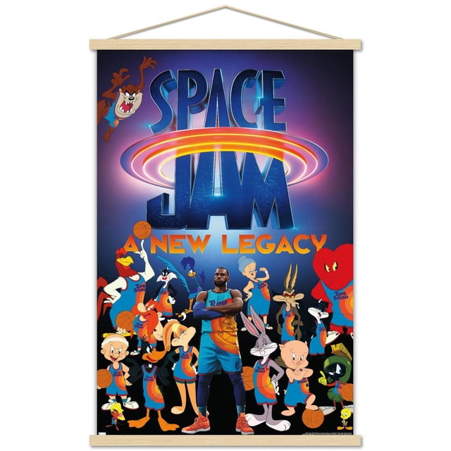 Space Jam : A New Legacy - Affiche Murale d'Équipe, 14,725 Po x 22,375 Po, Mettant en Vedette un Joueur de basketball Orienté vers l'Avant en Uniforme d'Équipe avec Mélodie Bleue et orange, Bras Croisés, Entouré de Personnages Looney Tunes en Chandails Assortis Tenant des Ballons de basketball, sous un Grand logo Space Jam Bleu et orange sur un Fond Dégradé Foncé, Idéal pour la Déco Murale de la Maison Ou d'Une Fête.