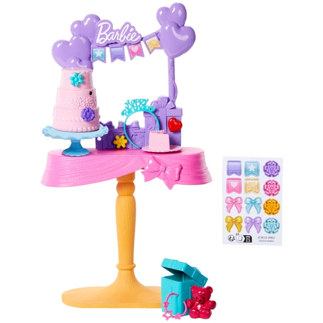 Barbie World Ensemble de Fête d'Anniversaire avec Accessoires pour Poupée Comprenant un Gâteau Rose à Deux Niveaux sur un Support Bleu, une Petite Tranche de Gâteau Rose, des Boîtes-Cadeaux Violettes avec des Détails de Cœur et de Fleur, un Bandeau Bleu « Happy Birthday », une Décoration de Cœur Rouge, une table de Fête Rose avec Détail de Nœud sur un Piédestal Jaune, un Ourson Rouge, une Boîte-Cadeau Bleue, et une Feuille d'Autocollants avec des Nœuds, des Cœurs et des Fleurs, Idéal pour Ensembles de Jeu de Poupées et Accessoires de Fête d'Anniversaire.