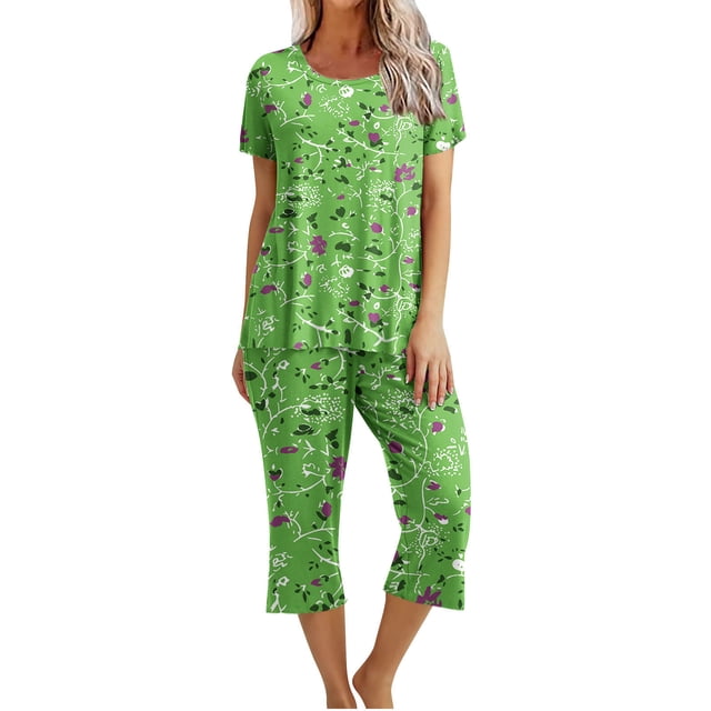 Ensemble de Pyjama pour Femmes avec short, Haut à Col Rond Imprimé Vert à Manches Courtes et Pantalon Assorti. Cet Ensemble de Détente Comprend des Poches et Est Idéal pour les Tenues Estivales Décontractées. Fabriqué en Matière Coton Respirante, Parfait pour les Vêtements de Nuit pour Femmes et l'Usage Quotidien.