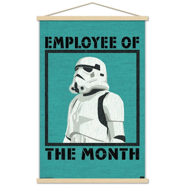 Star Wars : Saga - Affiche Murale de l'Employé du Mois, 22,375 Po x 34 Po, Présentant un Stormtrooper Blanc Orienté vers l'Avant en Armure sur un Fond Texturé Sarcelle avec Texte au Pochoir Noir « Employé du Mois », Imprimée sur Papier d'Affiche Lustré avec Pinces de Cadre Suspendues en Bois, Convient comme art Mural pour Chambres, Bureaux Ou Dortoirs.