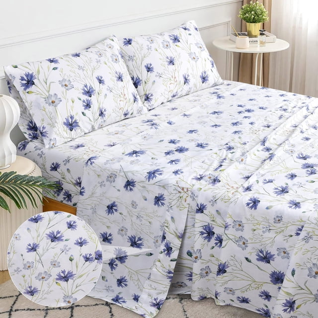 EnvioHome Draps de Lit 100 % Coton, 3 Pcs - Draps de Lit Simple TG en Percale de Coton Frais et Net Couleur Lavande. l'Ensemble Comprend un Drap Plat, un Drap-Housse avec Poches Profondes et une Taie d'Oreiller, Tous Présentant un Motif floral avec des Fleurs Bleues et Blanches. Fabriqués à Partir d'Un Tissu Percale de Coton Respirant et Doux, Ces Draps Sont Certifiés OEKO-TEX, Lavables à la machine et Conçus pour le Confort et la Durabilité. Affichés sur un Lit Soigneusement Conçu dans un Cadre de Chambre Lumineux et Douillet.