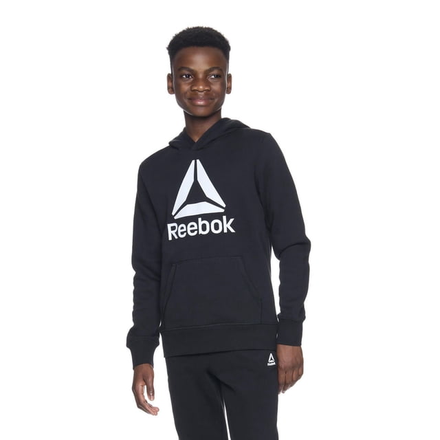 Reebok Garçon Chandail à Capuchon en Molleton Delta Noir, Vue avant Porté par un Garçon, Fait de 80 % Coton et 20 % polyester Tissu en Molleton, Mettant en Vedette un Grand logo Reebok Delta Blanc et un Texte sur la Poitrine, Poche Kangourou, Poignets et Ourlet Côtelés pour un Ajustement Sécuritaire, Assorti à un Pantalon Noir avec un Petit logo Reebok sur la Cuisse Gauche, Idéal pour une Tenue Décontractée Ou Athlétique.