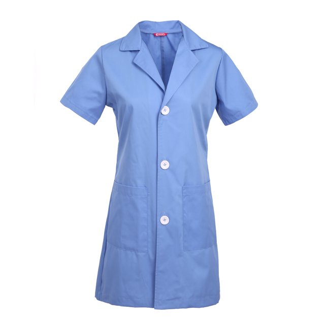 Manteau de Laboratoire à Manches Courtes pour Femmes par TAILOR's, Conçu pour le Travail, avec Col à Cran, Manches Courtes et Fente Arrière. Fabriqué en Mélange de 65 % polyester et 35 % Coton, Comprend Deux Poches avant pour le Rangement et des Fermetures à Boutons Blanches. le Manteau Est Exposé dans une Couleur Bleu Pâle.