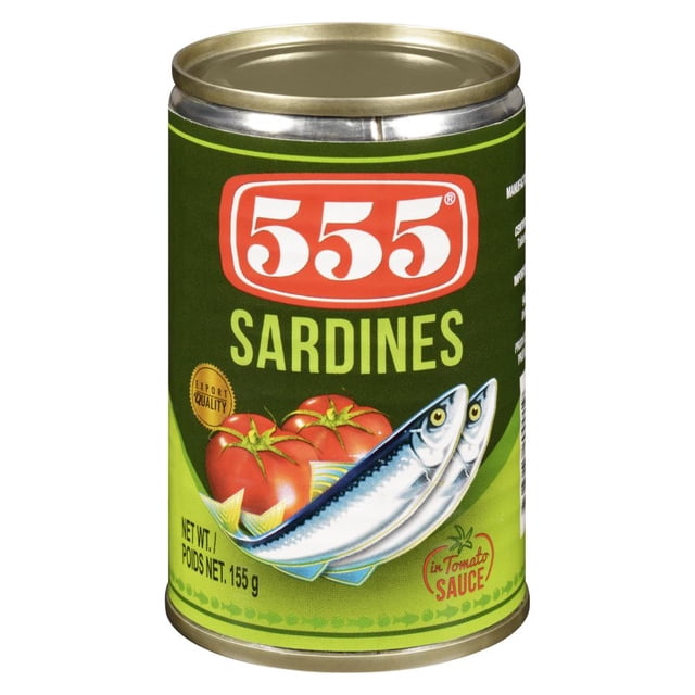 555 Sauce Tomate Sardines Boîte de 155 g avec Étiquette Verte Présentant le logo 555 en Rouge et Blanc, Deux Sardines Illustrées et Trois Tomates Rouges, Indiquant des Sardines en Conserve dans une Sauce Tomate pour la cuisine Internationale et Est-Asiatique.