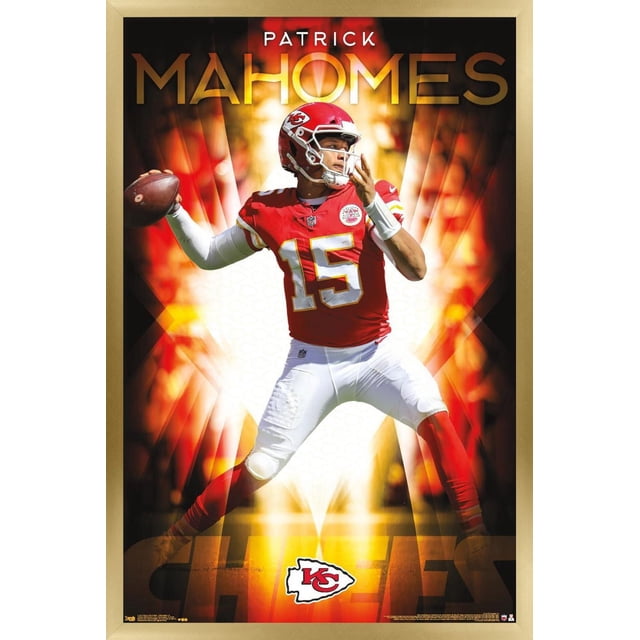 NFL Kansas City Chiefs - Patrick Mahomes II Affiche Murale 18, 22,375 Po x 34 Po Encadrée Montrant Patrick Mahomes avec un Chandail Numéro 15 Rouge et un Pantalon Blanc Lançant un Ballon de football, sur un Fond orange et Jaune Dynamique avec le logo des Chiefs au Bas, Convient à la Décoration de Chambre de fan de sports.