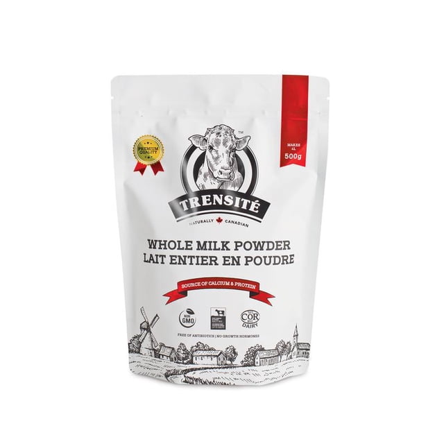 Trensité Poudre de Lait Entier 500 g Sachet avec logo de Vache Noire et Blanche et Feuille d'Érable Canadienne, Étiquetée comme source Non OGM de calcium, de Protéines et de Vitamine D, Sans Antibiotiques Ni hormones de Croissance, Idéale pour la Pâtisserie, la Cuisine et les Boissons avec Longue Durée de Conservation.