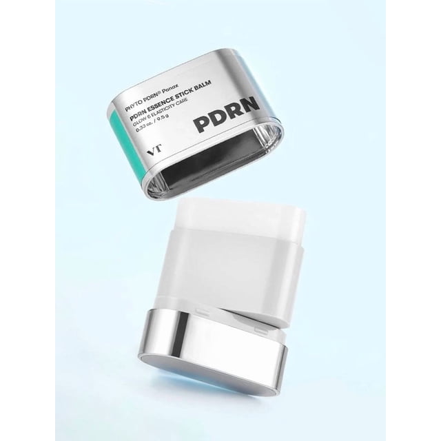 VT PDRN Essence Stick Balm 9.5g Montré avec Son design Épuré et compact Comprenant une Coque Argent Métallique et un Bâton Balm Blanc. Ce Balm Multifonctionnel Combine Essence, Sérum, Crème et Rehausseur d'Éclat en un Seul, Enrichi de PDRN d'Origine Végétale à Partir du ginseng pour l'Hydratation, l'Élasticité et une Finition Rosée. Idéal pour une Utilisation en Déplacement, Il Est Sans Parfum et Convient à Tous les types de Peau.