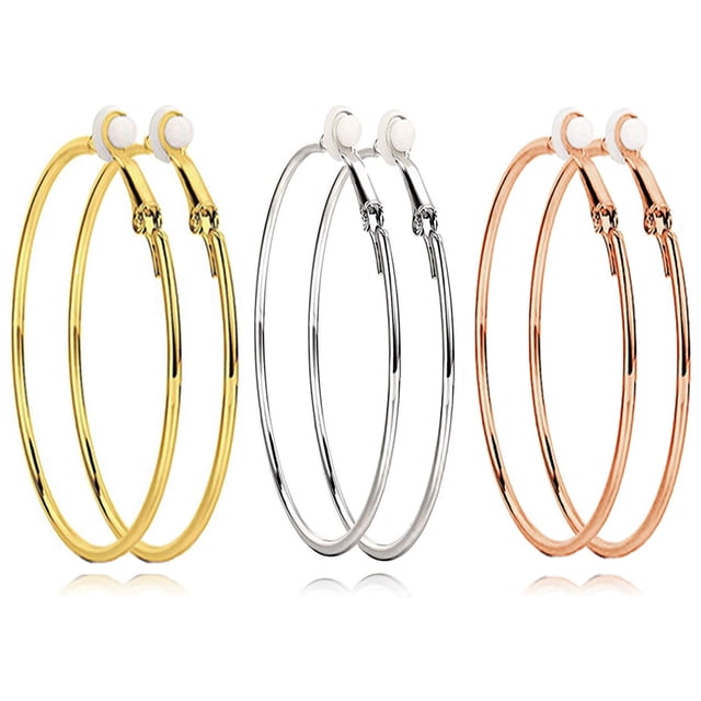 3 Paires de Boucles d'Oreilles Créoles pour Femmes, Boucles d'Oreilles à Clip Mode, Boucles d'Oreilles Sans Perçage. Cet Ensemble Comprend Trois Paires de Boucles d'Oreilles Créoles en Alliage Multicolore de Tailles Assorties : 2,5 cm, 3 cm, 5 cm et 6 cm. Conçues pour les Oreilles Non Percées, les Boucles d'Oreilles à Clip Sont Faciles à Porter et à Retirer. les Boucles d'Oreilles Sont Présentées en Finis Or, Argent et Or rose, Idéales pour la Mode Féminine et le Port Quotidien, Représentées sur un Fond Blanc.