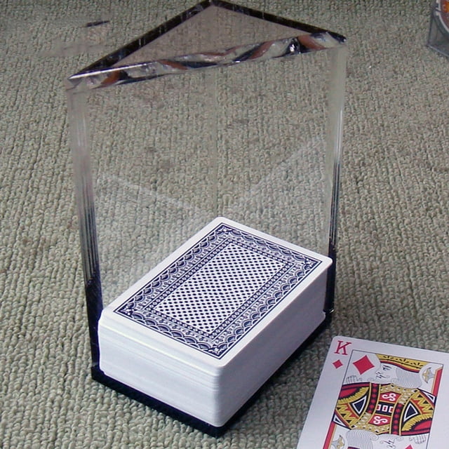 Plateau Porte-Jardons transparent Support Cartes à Jouer pour Jeux Casino 8 Deck en Fibre Acrylique Transparente durable. Présente des Bords Lisses et Arrondis, une Fente pour Doigt pour un Ramassage Facile des Cartes, et Deux Trous Pré-Percés pour Se Fixer à une Table. Idéal pour les Jeux de Casino Ou l'Organisation des Cartes. Montré Tenant une Pile de Cartes à Jouer, avec une Carte Placée à l'Extérieur du Plateau sur une surface Texturée.