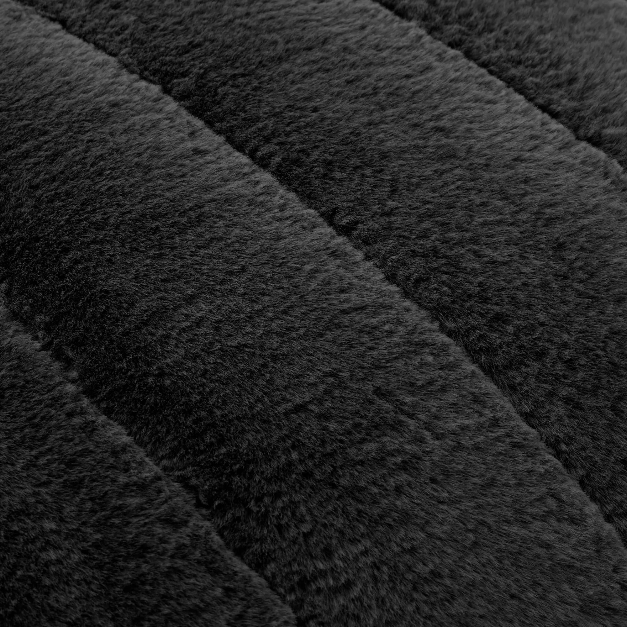 Coussin décoratif Bouclair en fausse fourrure noire Cougar