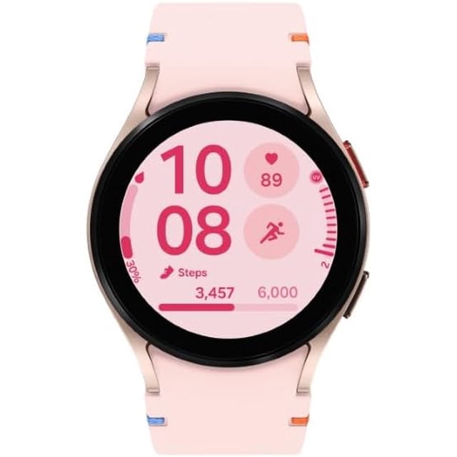 Boîte Ouverte - Samsung Galaxy Watch FE 40 mm Montre Intelligente Bluetooth en Or Rose. la Montre Intelligente Présente un design Épuré de 40 mm avec un Écran Circulaire vibrant Indiquant les Métriques de Mise en Forme comme les Pas, la Fréquence Cardiaque et la Progression des Activités. Elle Comprend des Bracelets Interchangeables pour la Personnalisation et Offre un Suivi Avancé de la Mise en Forme, la Gestion des Notifications et le Contrôle de la Musique. Idéale pour un Usage Quotidien et pour Rester Connecté en Déplacement.