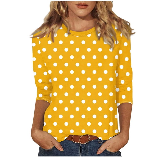Lenpel T-Shirts pour Femmes Grande Taille Décontractés à Manches 3/4, Col Ras du Cou, T-Shirts Imprimés, Hauts, Tuniques de Printemps Été. l'Image Présente un Haut à Pois Jaunes avec Manches 3/4 et Col Ras du Cou, Assorti à des jeans Bleus et une Ceinture Brune. le Tissu Respirant Est Idéal pour les occasions Décontractées de Printemps et d'Été.