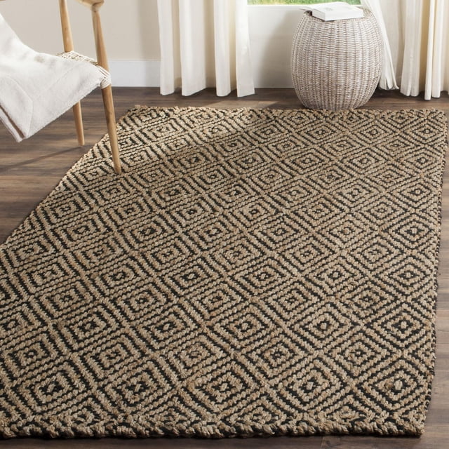 Safavieh Tapis Géométrique en Fibre Naturelle Emory avec texture Tissée en sisal, Motif Losanges beige et Noir, Posé sur Plancher de Bois Franc à Côté d'Une Chaise en Bois avec Jeté Blanc et Panier Rond Tissé Près d'Une Fenêtre avec Rideaux Blancs, Idéal pour les Intérieurs Côtiers Ou Décontractés.