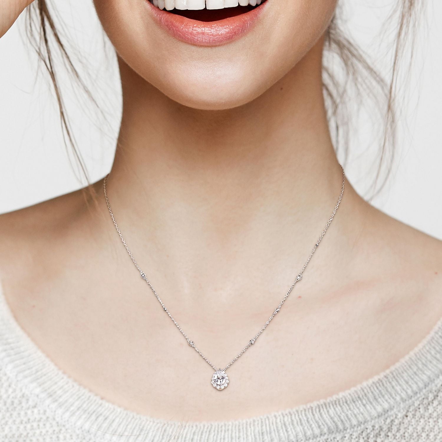 Collier en forme Poire à Auréole Miabella avec 1-1/2 Carat PBT de Moissanite en Argent Sterling